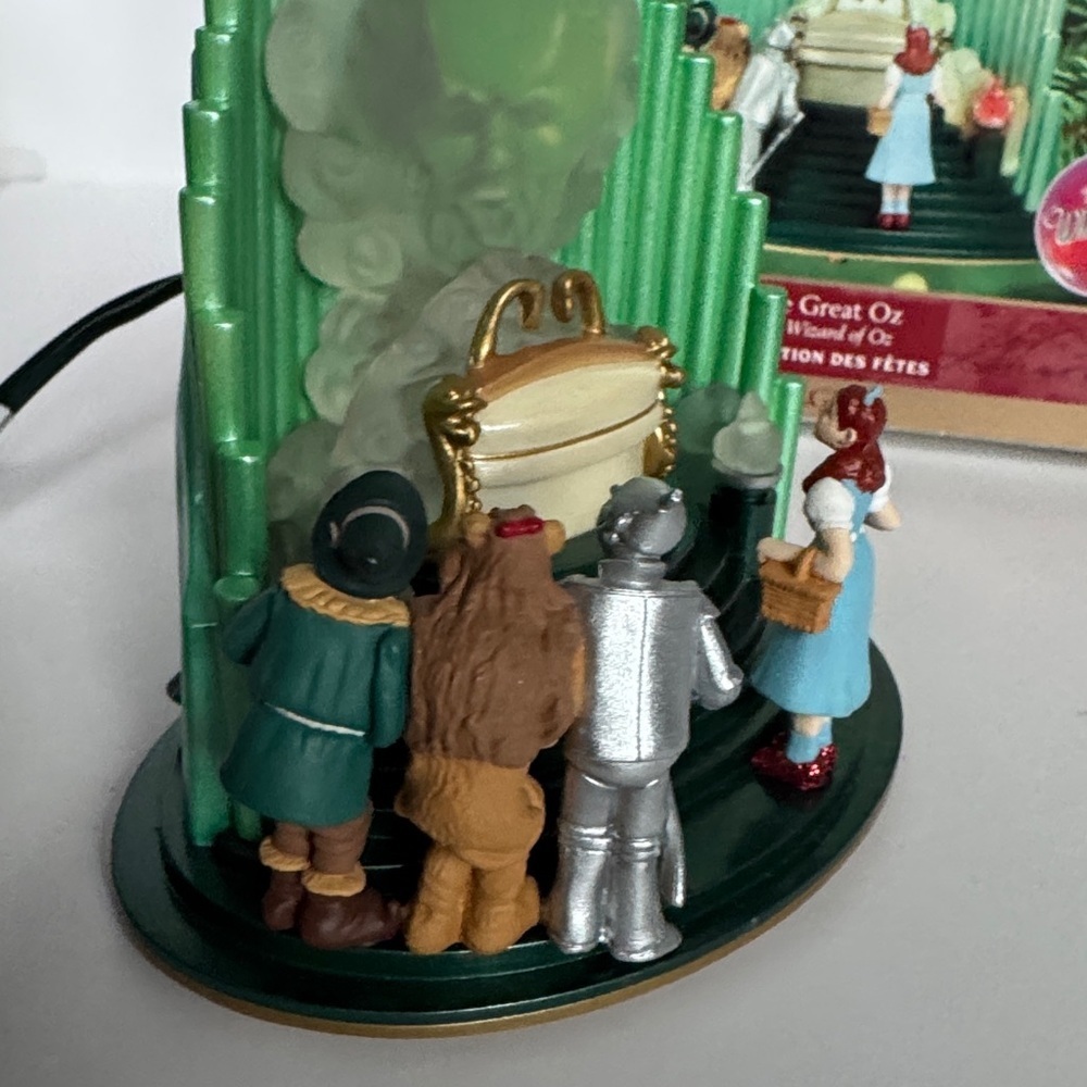 Wizard of Oz Emerald City hallmark Ornament - Picture 12 of 15